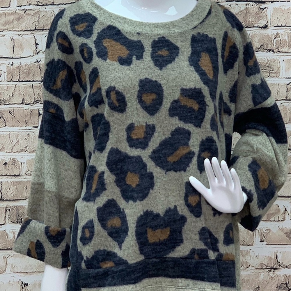 LEOPARD ON THE RUN SWEATER